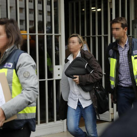 Agents de policia surten amb caixes de documentació del domicili dels Pujol