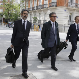 Pujol Ferusola (c), durante su llegada a la Audiencia. EFE/Juan Carlos Hidalgo