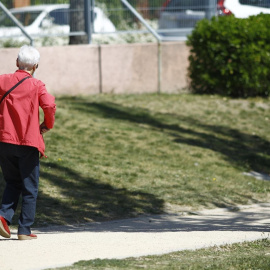 Una mujer mayor camina por un parque de Madrid. E.P.