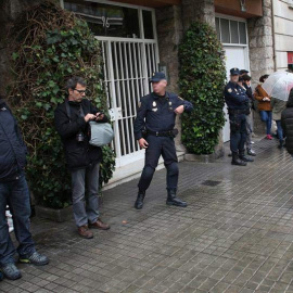 Aspecto de la entrada del edificio de Barcelona donde se encuentra la vivienda del expresidente de la Generalitat Jordi Pujol, que está siendo registrada desde primeras horas de la mañana. | ALEJANDRO GARCÍA (EFE)