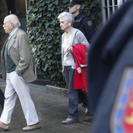 Jordi Pujol i Marta Ferrusola surten del seu domicili durant l'escorcoll policial. EFE / QUIQUE GARCÍA