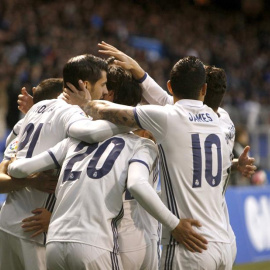 El delantero del Real Madrid Álvaro Morata (i) celebra con sus amigos, el gol marcado ante el Deportivo, el primero del equipo, durante el partido de la trigésimo cuarta jornada de liga en Primera División que se disputa esta noche en el es