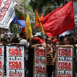 Un grupo de personas participa en una manifestación en contra de políticas económicas de Michel Temer. EFE