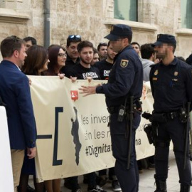 Imagen de la concentración de este martes frente a las Cortes Valencianas - EFE