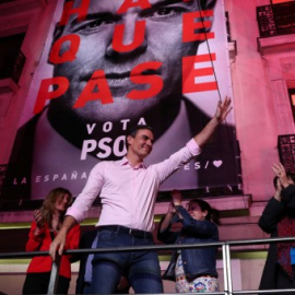 El líder del PSOE y presidente del Gobierno, Pedro Sanchez, celebra los resultados de las elecciones con los militantes socialistas en la calle, junto a la sede de Ferraz. REUTERS/Sergio Perez