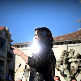 La presidenta de la Comunidad de Madrid y candidata del PP a la reelección, Isabel Díaz Ayuso, pronuncia un discurso durante su visita de este martes a Alcalá de Henares. EFE/ Fernando Villar