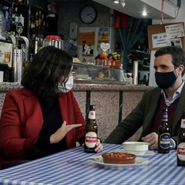 Ayuso y Casado en un bar en Móstoles. (EFE)