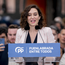 La presidenta de la Comunidad de Madrid y candidata del PP a la reelección, Isabel Díaz Ayuso, interviene durante su visita a la localidad madrileña de Fuenlabrada, a 21 de abril de 2023, en Fuenlabrada, Madrid (España). Foto: A. Pérez Meca