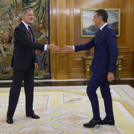  El rey Felipe VI y Pedro Sánchez se saludan en el palacio de la Zarzuela este pasado martes. -  Juanjo Guillén | EFE