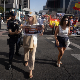 Manifestantes durante la llegada a los juzgados de Plaza Castilla de Begoña Gómez. - Eduardo Parra / Europa Press