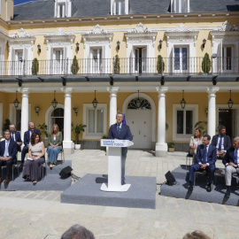 El líder del Partido Popular, Alberto Núñez Feijóo, da una rueda de prensa tras reunir este viernes a los presidentes autonómicos de su partido en Madrid. EFE/ J.P. Gandul