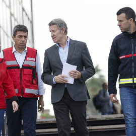  El presidente del Partido Popular, Alberto Núñez Feijóo, junto al president de la Generalitat, Carlos Mazón, en una visita al Centro de Coordinación de Emergencias de la Generalitat Valenciana. EFE/ Kai Fosterling