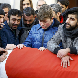 Los familiares lloran en el funeral de Ayhan Arik, víctima del ataque terrorista en la discoteca Reina de Estambul. REUTERS / Osman Orsal