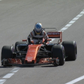 Fernando Alonso bajándose del monoplaza al comenzar el Gran Premio de Rusia.EUROPA PRESS/ Formula 1