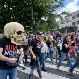 30 de junio de 2024. Decenas de personas en una nueva protesta contra la empresa de celulosa Altri, en la sede de la Xunta de Galicia este domingo.