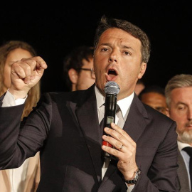 Renzi se dirige a sus seguidores tras ganar las primarias del Partido Demócrata./EFE