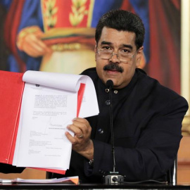 Fotografía cedida por la oficina prensa del Palacio de Miraflores, del presidente de Venezuela, Nicolás Maduro, muestra el documento del decreto que da vía a un proceso constituyente. /EFE