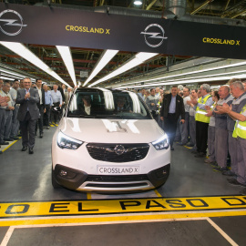 Trabajadores de la factoria zaragozana de Figueruelas aplauden la salida de la primera unidad del Opel Crossland X (el primer modelo fruto de la colaboración de la empresa alemana con el Grupo PSA) conducido por el presidente y consejero de