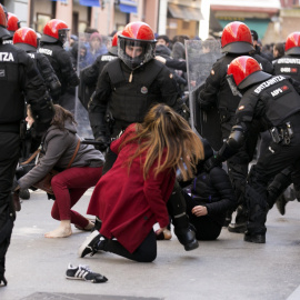 Ocho jóvenes han sido detenidos en Vitoria durante una huelga convocada hoy por el sindicato estudiantil Ikasle Abertzaleak contra la Lomce, durante la que se han producido graves incidentes, con destrozos en el mobiliario urbano, ataques a