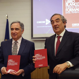 El presidente de CEOE, Juan Rosell (d), y el presidente de la Comisión de Formación de CEOE, José Antonio Sarría (i), presentan el Libro Blanco sobre el sistema de formación en el trabajo./EFE