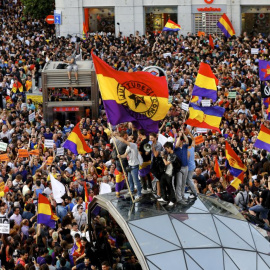 Cientos de banderas republicanas durante las protestas tras la abdicación de Juan Carlos I.