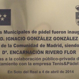 Placa de inauguración de Ignacio González en Soto del Real. Twitter