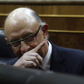 El ministro de Hacienda, Cristóbal Montoro, esta tarde en el hemiciclo antes del inicio del debate en el pleno del Congreso de las enmiendas a la totalidad del proyecto de Presupuestos Generales del Estado para 2017. | EFE