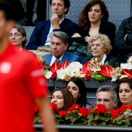 Manuela Carmena junto a Manolo Santana y Cristina Cifuentes en un partido del Mutua Open Madrid de tenis. /EFE