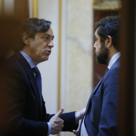 El portavoz del grupo popular, Rafael Hernando, habla con el secretario general del grupo de Ciudadanos, Miguel Gutiérrez, en el Congreso. EFE/Fernando Alvarado