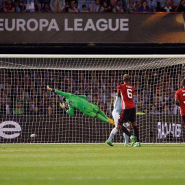 El portero del Celta Sergio Álvarez trata de evitar el gol del Manchester United. | SALVADOR SAS