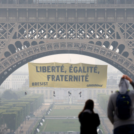 La pancarta desplegada por Greenpeace en la torre Eiffel de París. /REUTERS