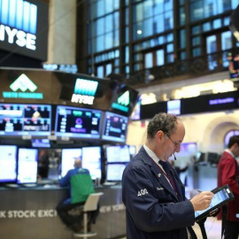 Un broker rabaja en la Bolsa de Nueva York (NYSE) en Manhattan, Nueva York, EE.UU. REUTERS / Stephen Yang