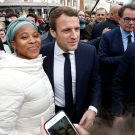 Emmanuel Macron se hace una fotografía con una seguidora durante su campaña en Rodez (Francia). /REUTERS