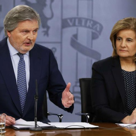 El ministro de Educación, Cultura y Deporte, y portavoz del Gobierno, Íñigo Méndez de Vigo (i), y la ministra de Empleo, Fátima Báñez (d), durante la rueda de prensa posterior a la reunión del Consejo de Ministros / EFE