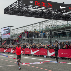 El atleta keniata a su llegada a la meta en la localidad italiana de Monza tras correl el maraton más rápido de la historia en 2:00.24. EFE