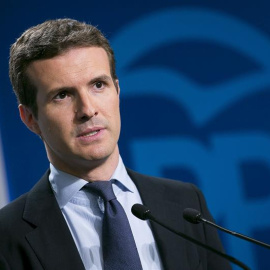 Fotografía facilitada por el PP, de su vicesecretario de Comunicación, Pablo Casado, durante la rueda de prensa que ha ofrecido tras la reunión del Comité de Dirección del PP, en la sede del partido, en la calle Génova de Madrid. EFE/Tarek 