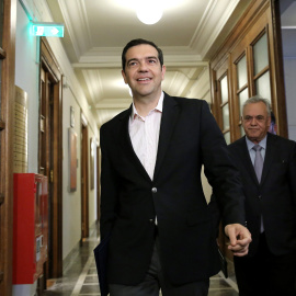 El primer ministro griego Alexis Tsipras, a su llegada a una reunión de su Gobierno en el Parlamento. REUTERS/Costas Baltas