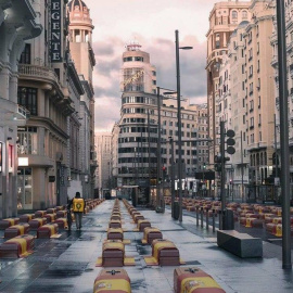 Vox manipula una foto para llenar la Gran Vía de Madrid de ataúdes