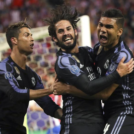 El centrocampista del Real Madrid Isco Alarcón (c) celebra con Cristiano Ronaldo (i) y con Casemiro su gol. /EFE