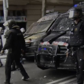 Nuevo desahucio en Barcelona: los Mossos cargan contra los vecinos y activistas que trataban de pararlo