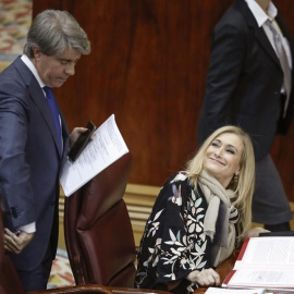 La presidenta regional, Cristina Cifuentes, y el consejero de Presidencia, Justicia y Portavoz, Ángel Garrido, durante el pleno monográfico que hoy celebra la Asamblea de Madrid sobre el Canal de Isabel II. | EMILIO NARANJO (EFE)