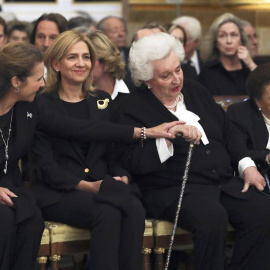 Las infantas Elena y Cristina, junto a las infantas Pilar y Margarita, hermanas del Rey emérito Juan Carlos, durante el funeral por la infanta Alicia de Borbón-Parma. EFE/Ballesteros