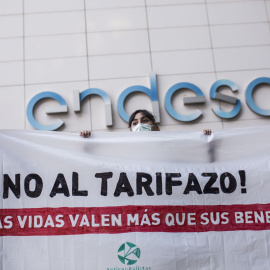 Un grupo de personas participa en una concentración convocada contra el ‘tarifazo’ eléctrico, a 10 de junio de 2021, en la sede de Endesa, cerca de IFEMA, Madrid, (España).