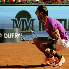 Rafael Nadal celebra su victoria ante el serbio Novak Djokovic en semifinales del Mutua Madrid Open en la Caja Mágica de Madrid. EFE/Sergio Barrenechea