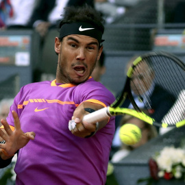 El tenista español Rafael Nadal, durante su partido ante el austriaco Dominic Thiem, correspondiente a la final del torneo Mutua Madrid Open que se está disputando en la Caja Mágica, en Madrid. EFE/Sergio Barrenechea