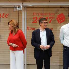 Los candidatos a la Secretaría General del PSOE, Susana Díaz (i), Patxi López (c) y Pedro Sánchez (d), en la sede del partido en la madrileña calle de Ferraz, momentos antes del único debate electoral. | EFE