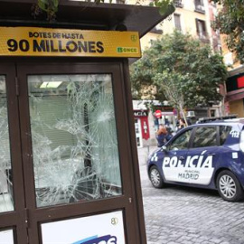 Desperfectos y presencia policial en Lavapiés (Madrid) tras los disturbios por la muerte de Mame Mbayé.