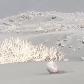 Bombas de lava ruedan por la ladera del volcán