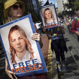 Manifestación pidiendo la liberación de la 'whistleblower' de Wikileaks Chelsea Manning, en la marcha del Orgullo gay en San Francisco, California. REUTERS/Elijah Nouvelage