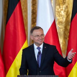 El Parlamento polaco dio este viernes luz verde a la construcción de un muro para reforzar su frontera con Bielorrusia. Andrzej Duda foto de archivo.